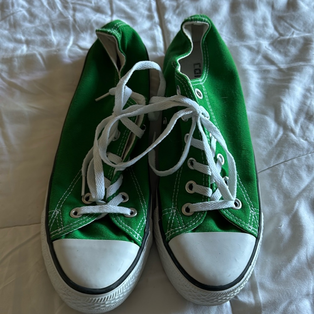 Kelly green converse low tops women’s size 9/men’s size 7.5 EUC worn one time